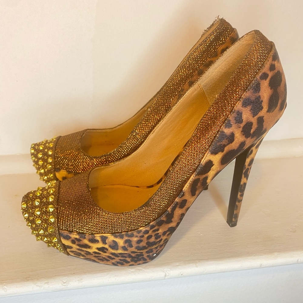 PENNY LOVES KENNY LEOPARD PRINT HEELS